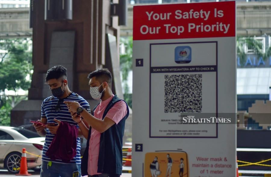 A general view of shoppers at Berjaya Times Square after scanning the MySejahtera QR code. -NSTP/GENES GULITAH