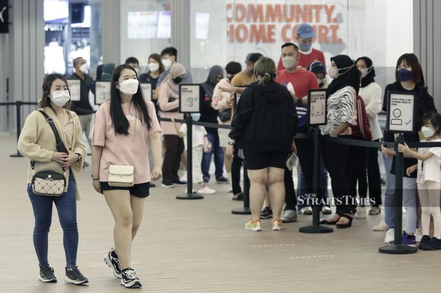 Chief statistician Datuk Seri Dr Mohd Uzir Mahidin said the value of Malaysia’s total trade recorded double-digit growth of 24.8 per cent to RM2.2 trillion in 2021 from RM1.8 trillion in 2020 after recording negative growth for two consecutive years. - NSTP file pic