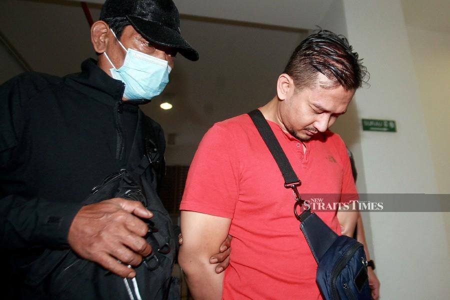 Izzat Saat (right) seen arriving at the Shah Alam magistrate’s court ahead of the trial. -NSTP/FAIZ ANUAR