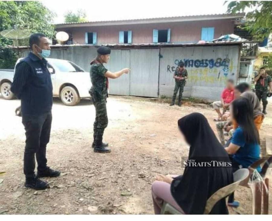 Police today urged those with urgent needs to cross the border to Thailand and vice-versa to do so legally. - Photo courtesy of reader.