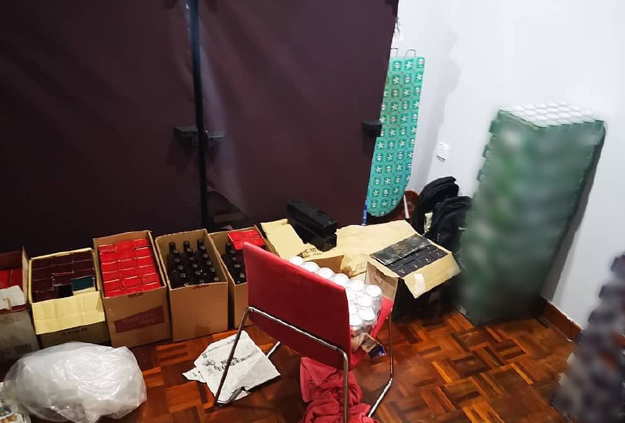 Police seized illicit cigarettes and liquor worth almost RM54,000 and arrested three people during two raids in Melaka Raya and Ujong Pasir on Friday. - NSTP/ curtesy of PDRM