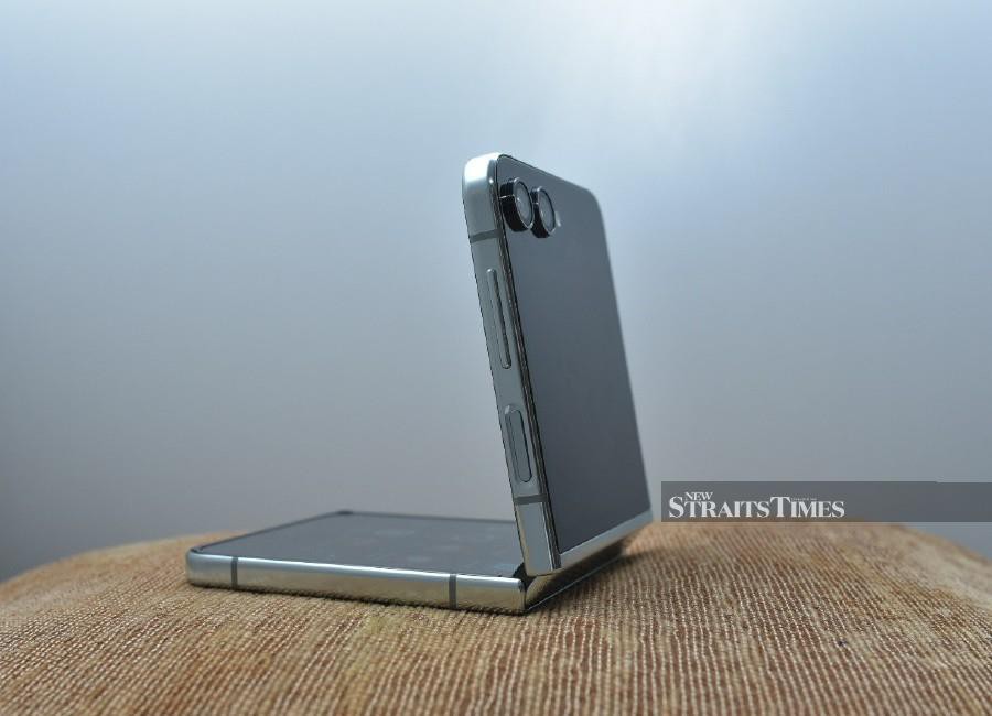 The Galaxy Z Flip5 has a sleek and elegant design.