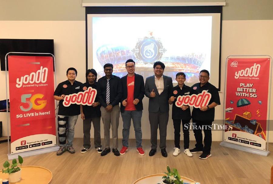 Head of Yoodo, Chow Tuck Mun, (fourth from left) and O-Two's chief executive officer, Muhamad Arif Badrul Hisham (fifth from left) at the signing event.