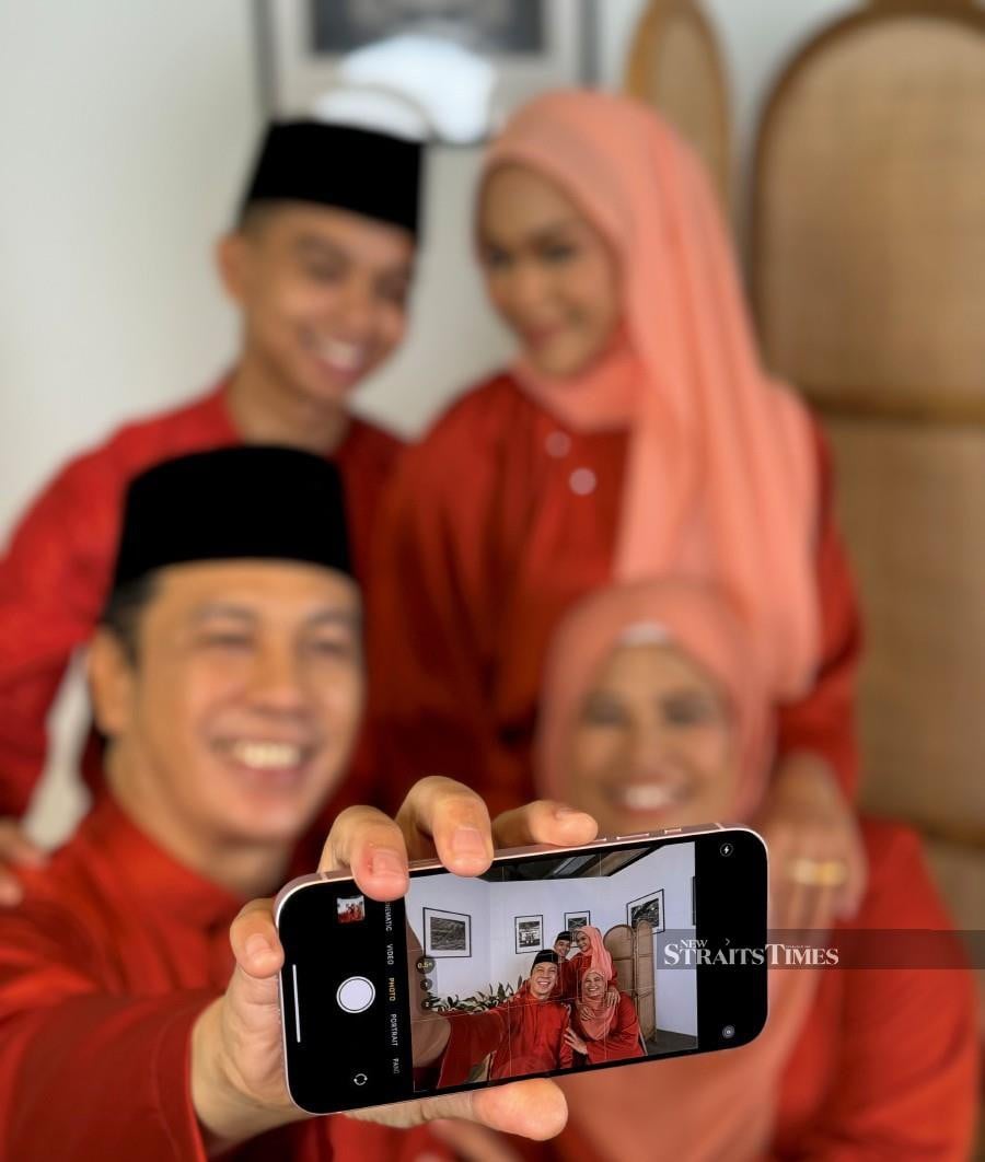 Make your Hari Raya family photos more interesting by selecting a meaningful location, incorporating traditional props and colours, and experimenting with angles.