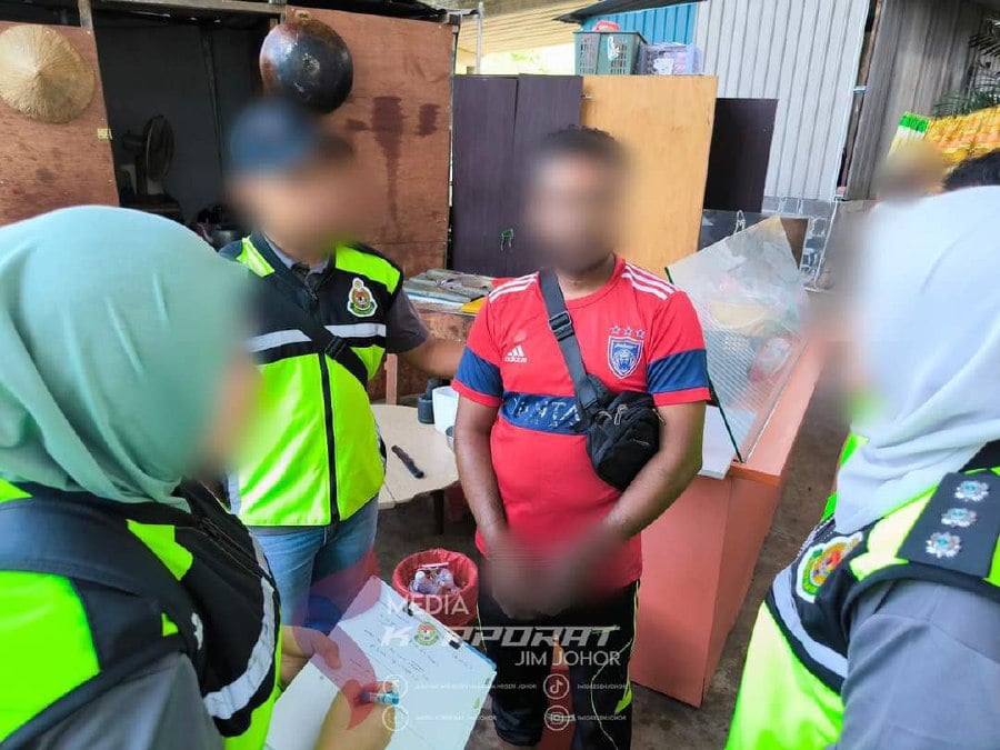  Officers from the Immigration Department conducted investigations on individuals around Johor Baru and Pasir Gudang during a joint operation on Sunday. -Courtesy pic (Johor Immigration Department)
