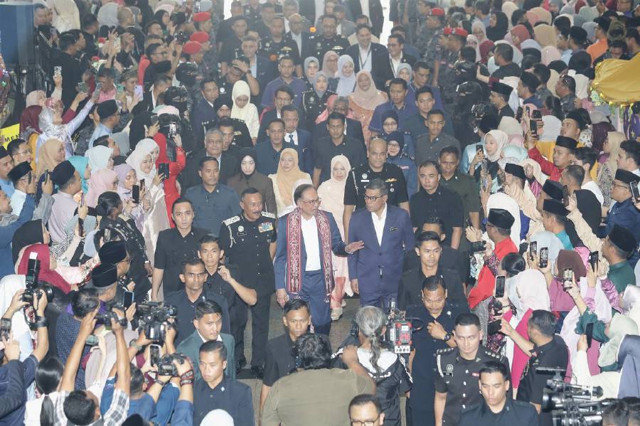 Prime Minister Datuk Seri Anwar Ibrahim today told the Immigration Department to work as a team and continue to make improvements to avoid repeating old mistakes which had tarnished the agency’s image. — NSTP/MOHD FADLI HAMZAH