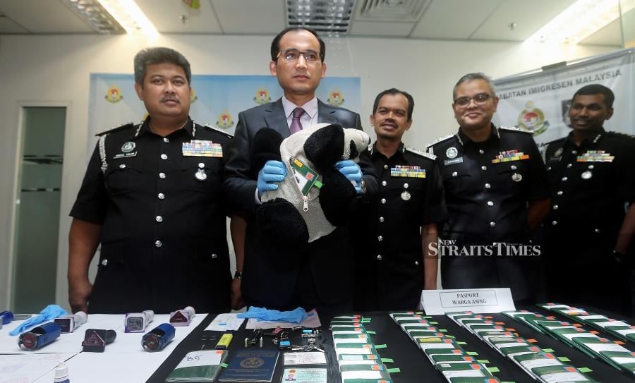 Syndicate forging Immigration official stamps busted