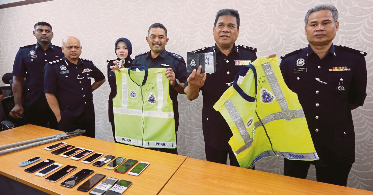 Five Nabbed For Impersonating Policemen And Robbing Foreign Workers Nsttv New Straits Times 7569