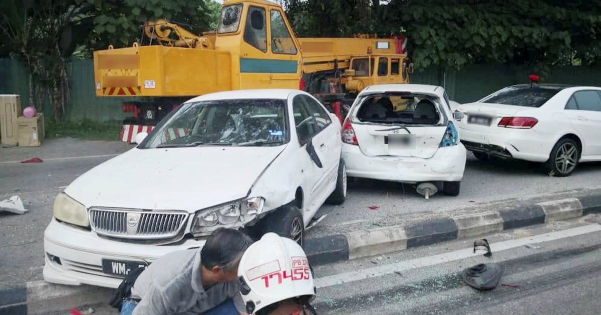 Crane truck causes series of accidents in Rawang  New 