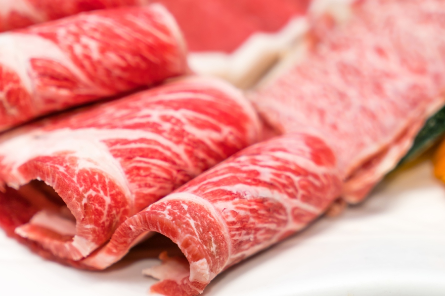 Foods containing saturated fat include red meat. (Photo designed by jannoon028 / Freepik)