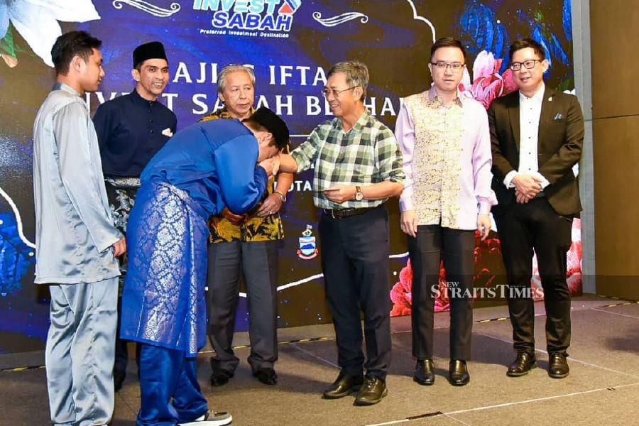  Deputy Chief Minister Datuk Seri Dr Joachim Gunsalam (third from right) handing over the contributions to recipients while Invest Sabah Bhd chairman Tan Sri Anifah Aman (rear, second from left) and others look on. Pic courtesy of Datuk Seri Dr Joachim Gunsalam