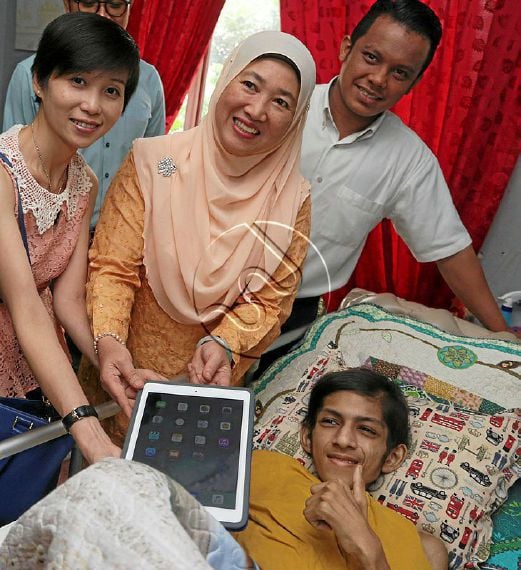 An iPad which was gifted to 15 year-old Mohamad Noor Iman Mohamad Mahady by the Children’s Wish Society of Malaysia (CWS) is more than just a gadget to play games on or log on to social media with. Separated by hundreds of kilometres from his father in Johor Bahru, Noor Iman, who has Stage 4 bone cancer, said he uses his iPad to make video calls to Mohamad Mahady Abdullah, 47, who works as a chef.