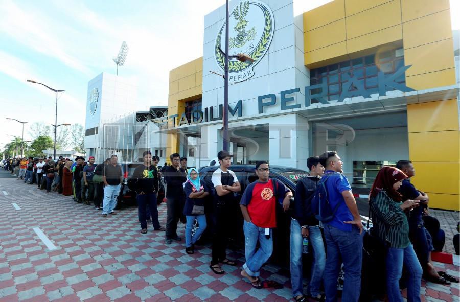 Perak fans form lines as they wait for their turn to buy the tickets at Perak Stadium in Ipoh.- NSTP/ABDULLAH YUSOF