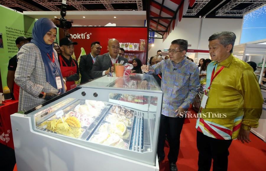 Domestic Trade and Cost of Living Minister Datuk Seri Salahuddin Ayub visits one of the booths after launching Malaysia International Franchise Exhibition and Conference (FIM) 2023 at the Kuala Lumpur Convention Centre. - NSTP/HAIRUL ANUAR RAHIM