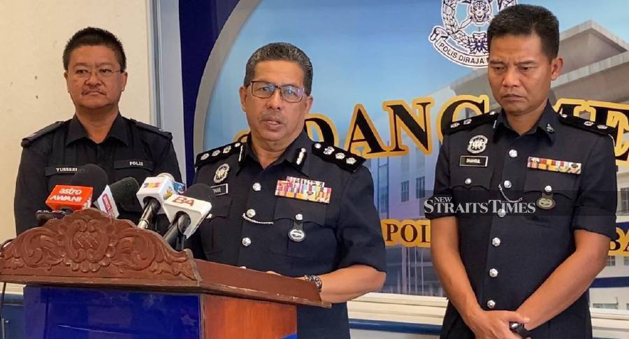 Batu Pahat district police chief, Assistant Commissioner Ismail Dollah (centre) said that they are still awaiting the chemical report on some of the bones found after they were sent to the Chemistry Department on February 29. - NSTP/ALIAS ABD RANI