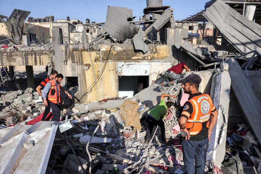 Palestinian civil defence responders search the rubble of a building in the aftermath of an Israeli air strike in Rafah in the southern Gaza Strip . - Human Rights Watch on Thursday accused Israel of using white phosphorus munitions in its military operations in Gaza and Lebanon, saying the use of such weapons puts civilians at risk of serious and long-term injury. - AFP pic