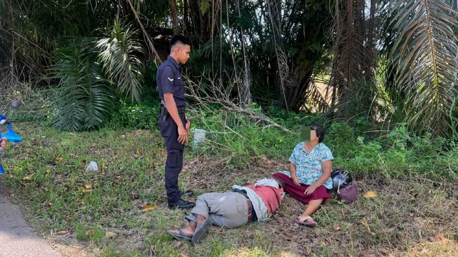 Policemen help elderly couple who collapsed by Segamat roadside due to ...