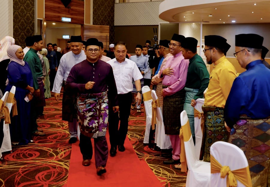 MB: Selangor civil servants to get one-month salary as Aidilfitri aid ...