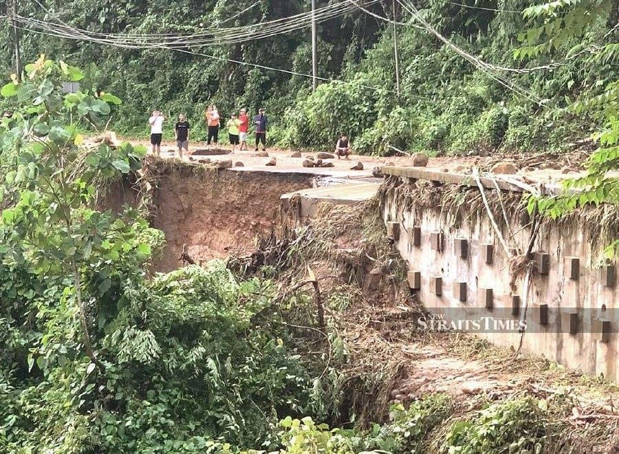 A general view of Jalan Tamparuli-Kiulu affected by the landslides. - NSTP/JOHARY INDAN