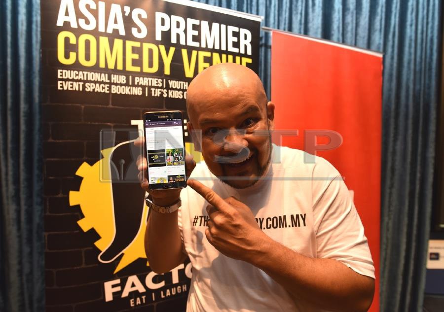 Harith Iskander showing the TJF official store on Shopee. Photo by Izwan Ismail