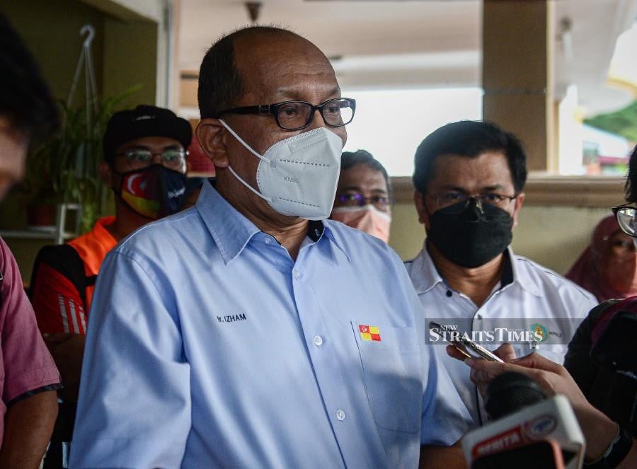 Selangor State Infrastructure and Agriculture Committee chairman Izham Hashim speaks to reporters at Taman Bukit Permai 2, Ampang. - BERNAMA PIC