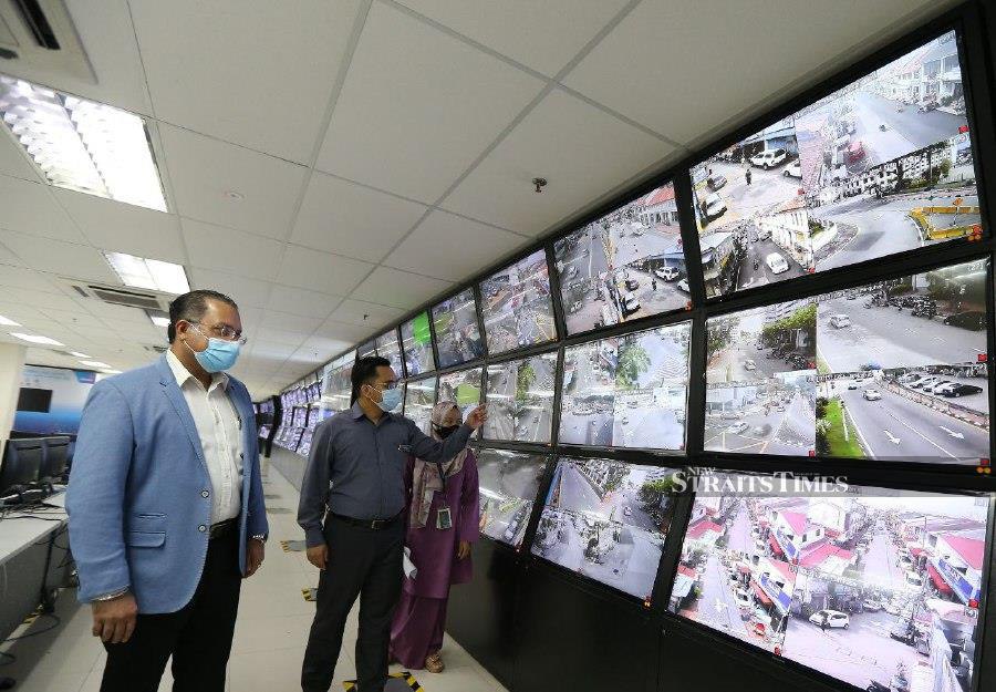 Penang Local Government Committee chairman Jagdeep Singh Deo (left) visiting the Intelligent Operation Centre (IOC) in Komtar. -NSTP/MIKAIL ONG