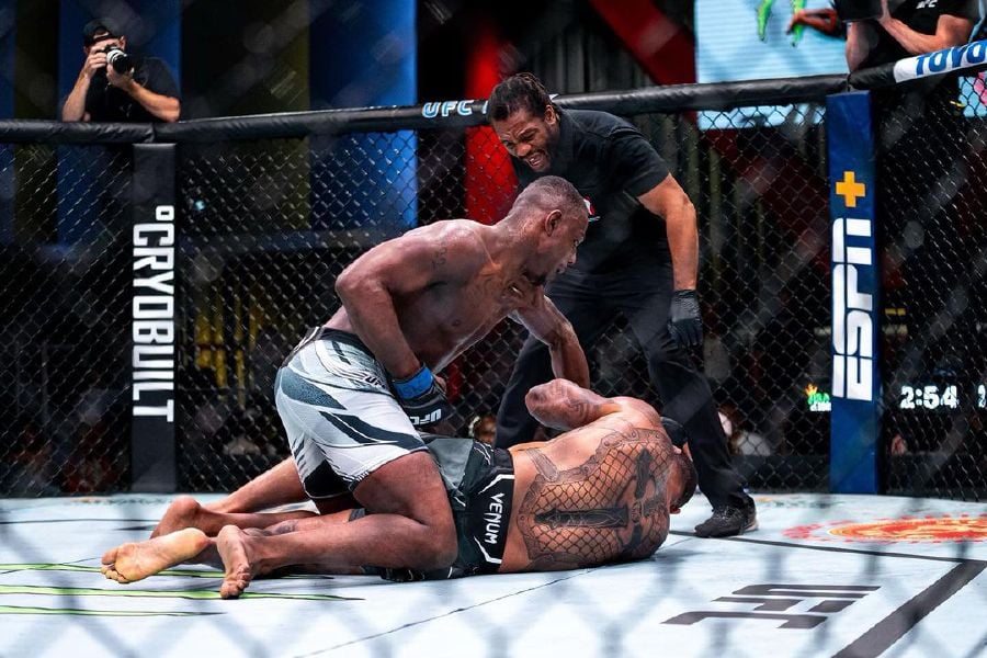  Jamahal Hill in action against Thiago Santos at the UFC Fight Night in Las Vegas. - Pic credit Instagram @sweet_dreams_jhill