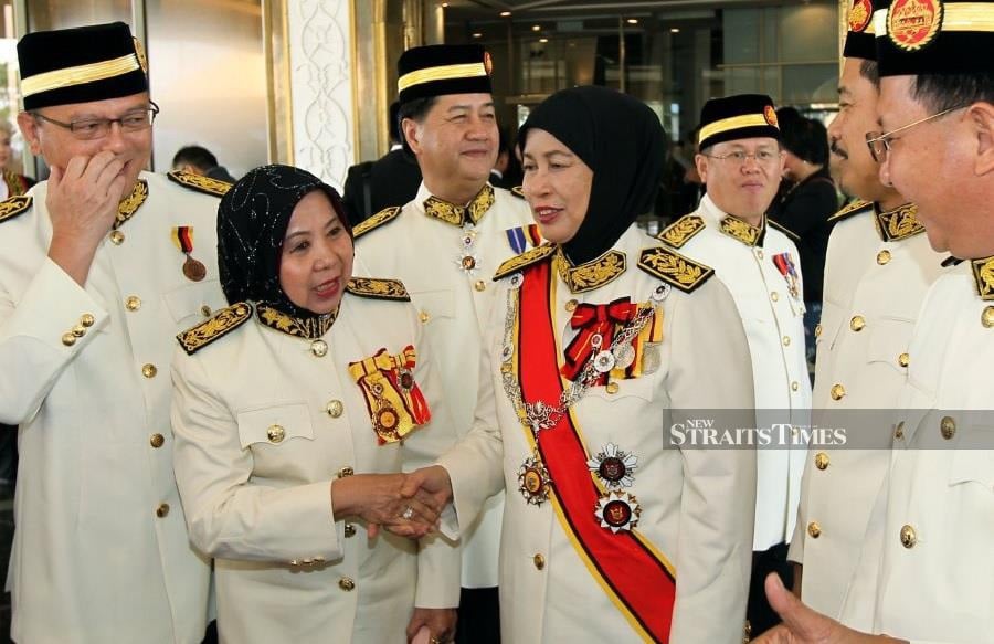 Datuk Amar Puan Sri Jamilah Anu. (4th from left). -- NSTP file pic