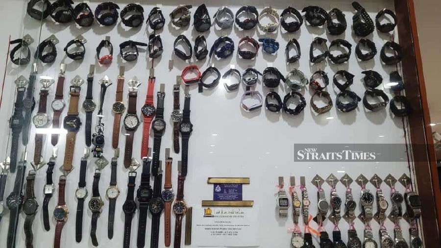 More than 270 personal items have been left unclaimed by their owners at Masjid Bandar Seri Putra in Kuala Lumpur, which has been in operation  for a decade. Among these items are valuable possessions such as branded watches, mobile phones, wallets, and glasses, some worth hundreds or even thousands of ringgit. PIC COURTESY: PROF DATUK DR RIZA ATIQ ABDULLAH O.K. RAHMAT 
