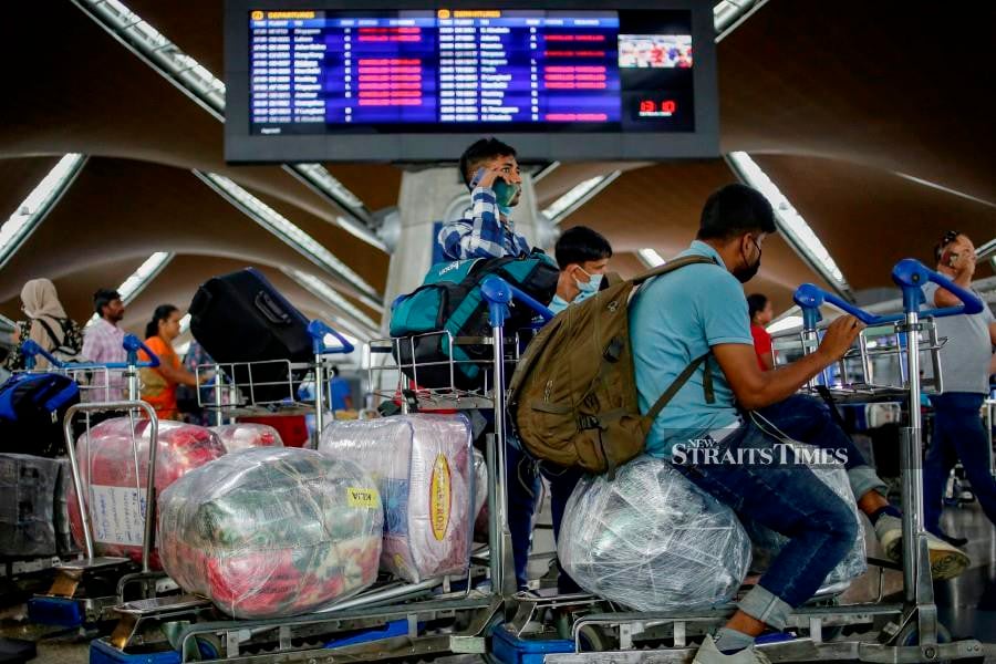 (File pic) Senior Minister (Security Cluster) Datuk Seri Ismail Sabri Yaakob said a total of 20 Malaysians who returned home from abroad between July 24 and Aug 6, 2020 were infected with Covid-19. Photo by AIZUDDIN SAAD/NSTP