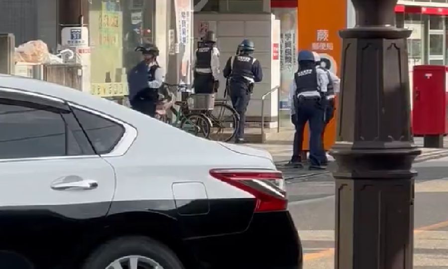 This screengrab from a viral video shows police officers approaching the location where the gunmen had alleged taken hostages.