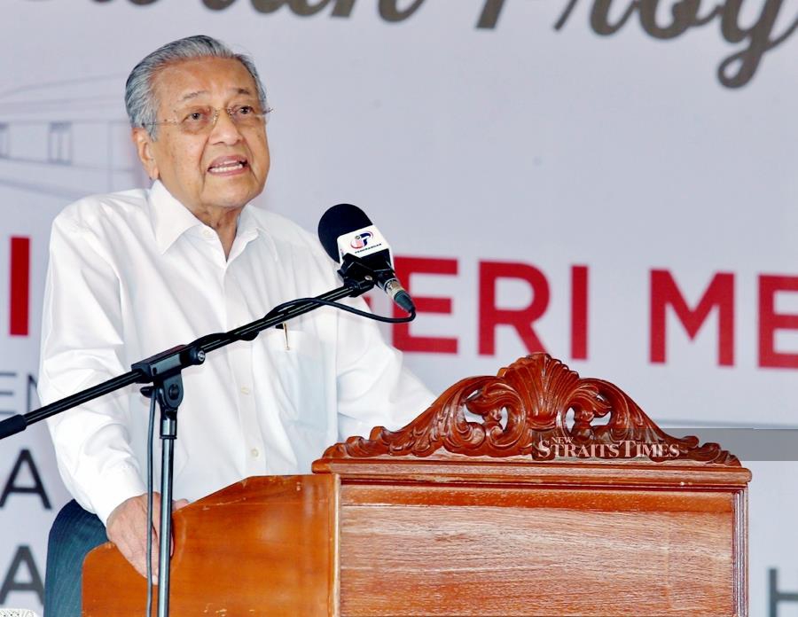 Tun Dr Mahathir Mohamad said they should not be influenced by their membership in any political party when carrying out their duties. (NSTP/RASUL AZLI SAMAD)