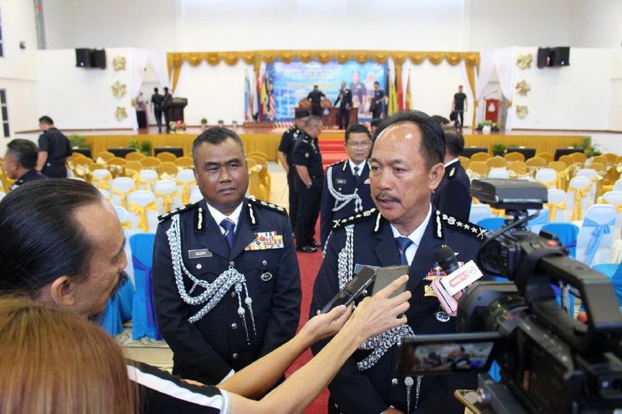 Sabah Police Commissioner Datuk Jauteh Dikun (Right) said police are awaiting the forensic report regarding the contents of the mobile phone belonging to the daughter of the Lahad Datu district police chief. 