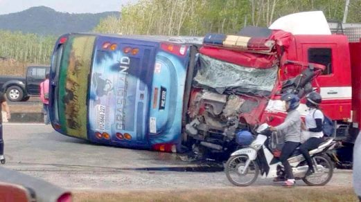 Tour Bus Crashes Into Fire Engine In Changlun