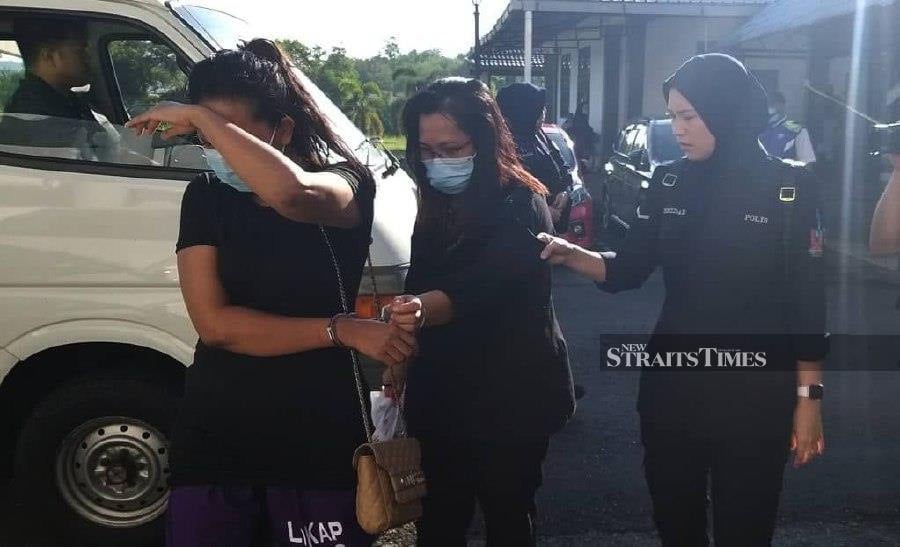  Kamontip Chu (centre), seen arriving at the Sungai Petani Sessions Court. - NSTP/ AHMAD MUKHSEIN MUKHTAR