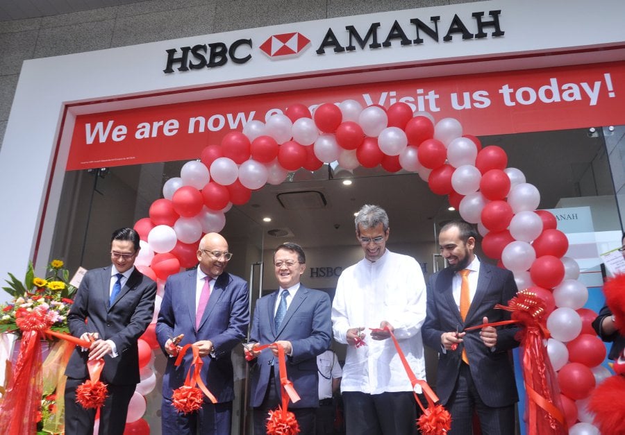 Sunway Group founder and chairman Tan Sri Jeffrey Cheah (centre) at the launch of HSBC Amanah Malaysia's new branch at Sunway township in Petaling Jaya. Pix by Halim Salleh