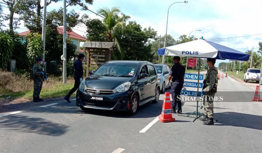 Security officials manning a roadblock near Bandar Baru Ibrahim Majid (BBIM) in Simpang Renggam. -NSTP/ADNAN IBRAHIM.