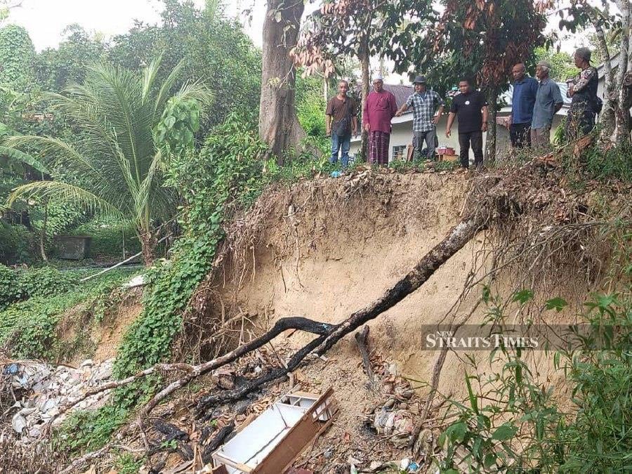 Residents of Kampung Masjid Lama Jeniang here are crying foul over a sand mining activity near their village which they claimed was causing worrying cliff and riverbank erosion along Sungai Muda. (NSTP/Noorazura Abdul Rahman)