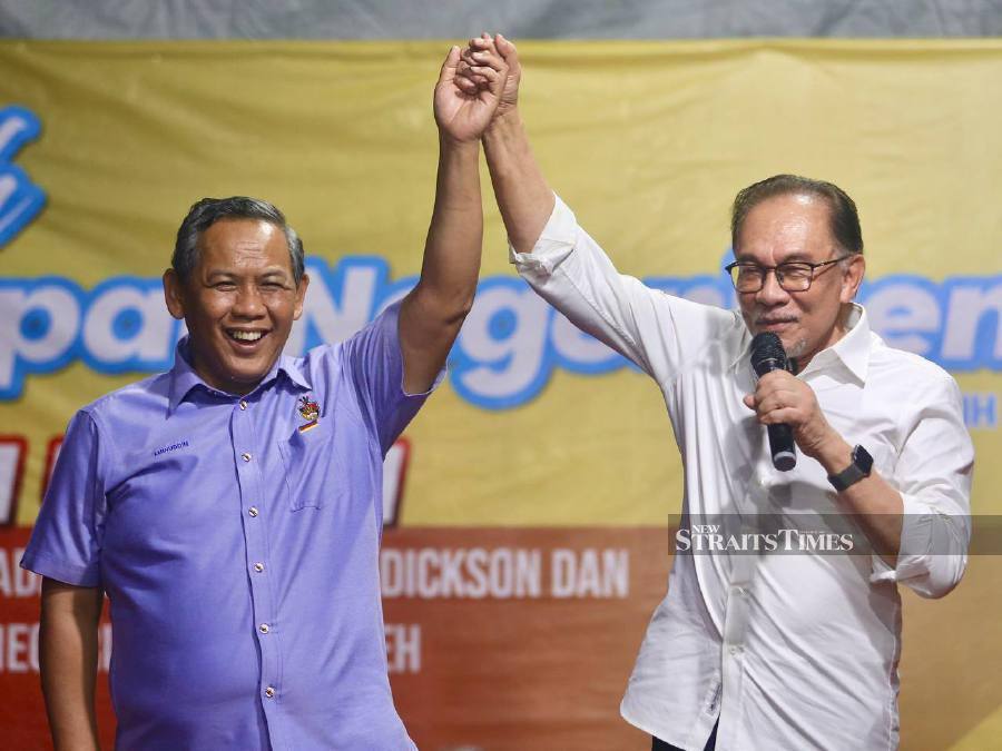 Pakatan Harapan (PH) chairman Datuk Seri Anwar Ibrahim (right) with Negri Sembilan Menteri Besar Datuk Seri Aminuddin Harun during party’s Jelajah Harapan Negri Sembilan programme in Lukut. -NSTP/AZRUL EDHAM