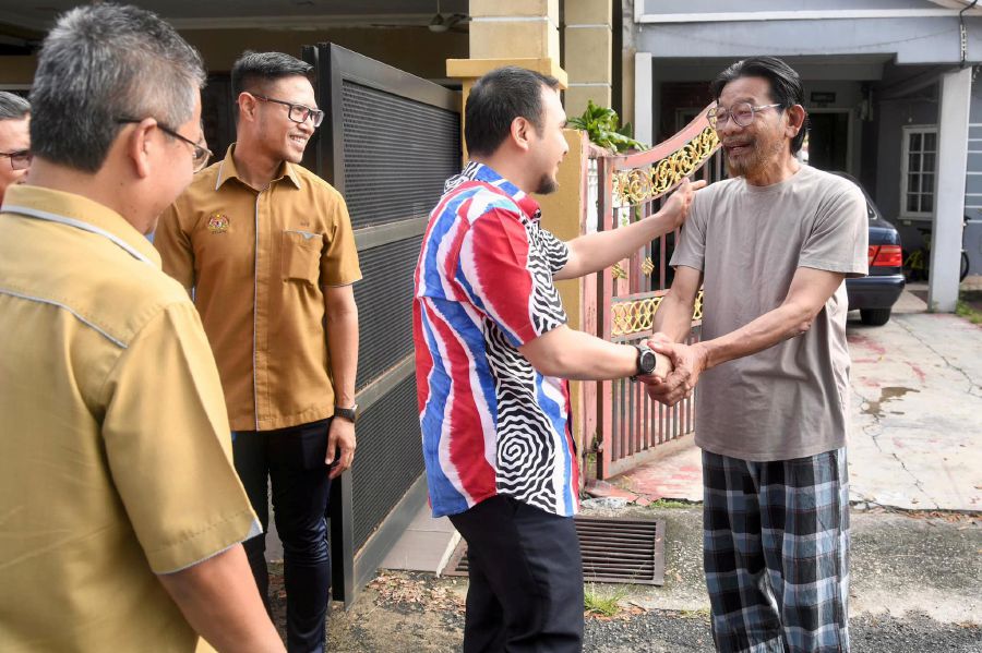 Farhan Fauzi greeted by Jalil Hamid during the visit at the latter’s home. - Pic credit Facebook anwaribrahimofficial.
