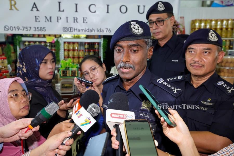 Johor police chief Commissioner M. Kumar speaking to reporters after visiting the Plaza Angsana Ramadan Bazaar in Johor Baru. - BERNAMA PIC