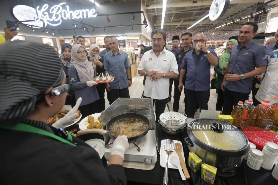 The Plantations and Commodities Minister Datuk Seri Johari Abdul Ghani says he will discuss with the Malaysian Islamic Development Department (Jakim) to include Malaysia Sustainable Palm Oil (MSPO) certification alongside Halal certification as a requirement for marketing palm oil. - NSTP pic