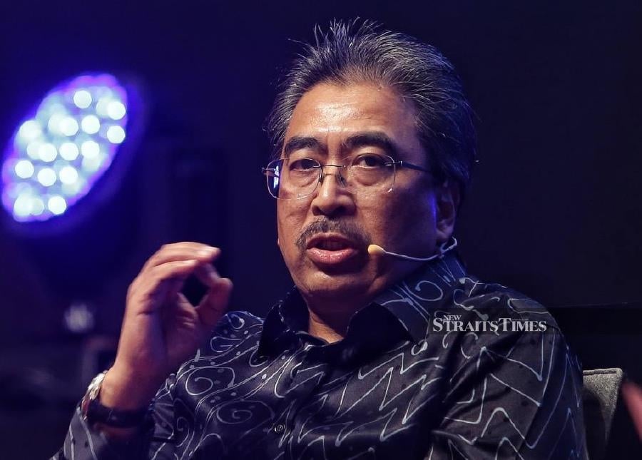 Plantation and Commodities Minister Datuk Seri Johari Abdul Ghani has emphasised the importance of industry stakeholders collaborating to adhere to international sustainability standards and boost smallholders' income.