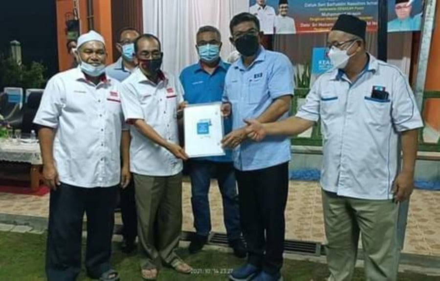 Six-hundred Pas members and supporters have joined PKR last week, the latter announced today. - Pic credit PKR Kelantan chairman Datuk Seri Mohd Supardi Md Noor.