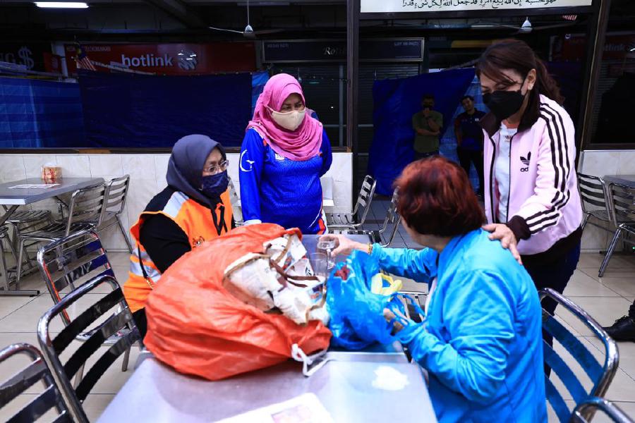 State Women, Family and Community Development Committee chairman Khairin-Nisa Ismail (second left) and state Health and Environment Committee chairman Ling Tian Soon led a joint operation against street dwellers in the state capital city.