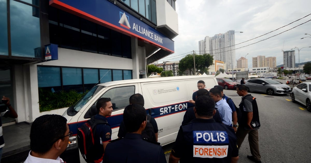 Hunt On For Duo Behind RM231,000 Heist In Bukit Jambul | New Straits Times