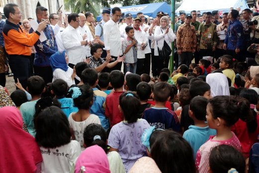 Indonesian president Joko Widodo mingles with the quake victims at At-Taqarrub mosque in Pidie Jaya, Aceh. Pix by AIZUDDIN SAAD.