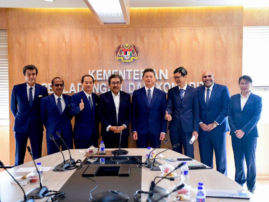 Plantation and Commodities Minister Datuk Seri Johari Abdul Ghani (centre) with Malaysian Rubber Glove Manufacturers Association (MARGMA) president Oon Kim Hung and the association’s committee members pose for a photo after a discussion at the ministry in Putrajaya. - Pic credit Facebook joharighaniofficial