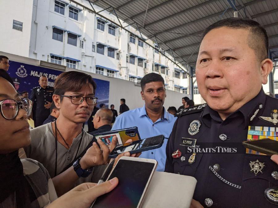  Penang's police chief, Datuk Khaw Kok Chin speaking to reporters at the state police contingent headquarters in George town. -NSTP/ZUHAINY ZULKIFFLI