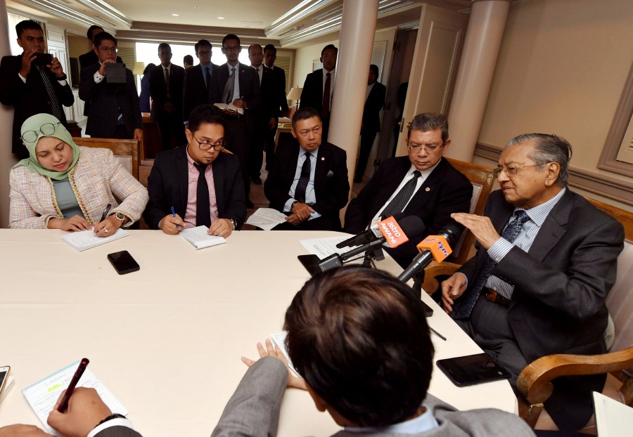 Prime Minister Tun Dr Mahathir Mohamad speaks to Malaysian reporters during his visit to Fukuoka. Also present is Foreign Minister Datuk Saifuddin Abdullah. - Bernama